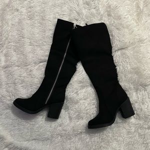 ✨NEW Black knee-high boots size 5✨